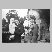 080-0072 Familie Hofschen mit den Kindern Manfred und Edgar vor dem Schulgebaeude.jpg